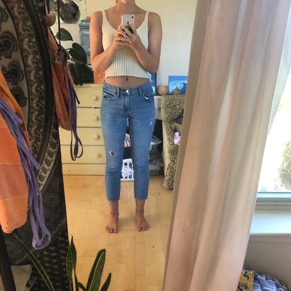 Distressed light wash cropped jeans, medium waist - Picture 5 of 8